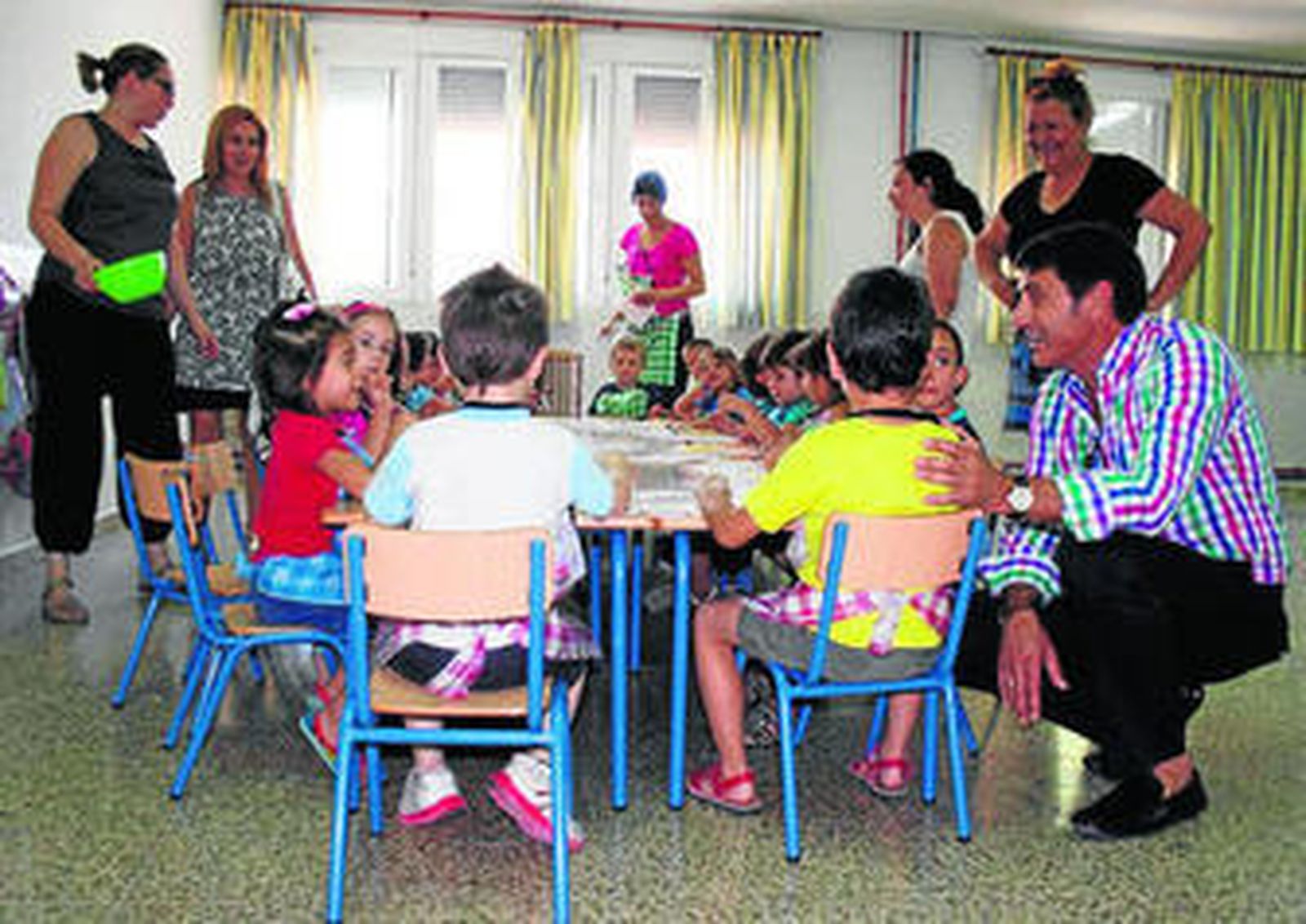 El alcalde visitó a los niños en la escuela de verano.