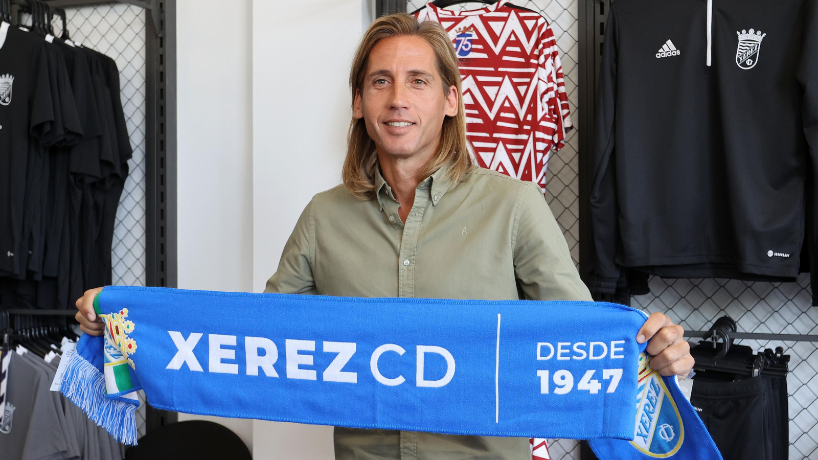 Checa posa con una bufanda del Xerez CD durante su presentación.