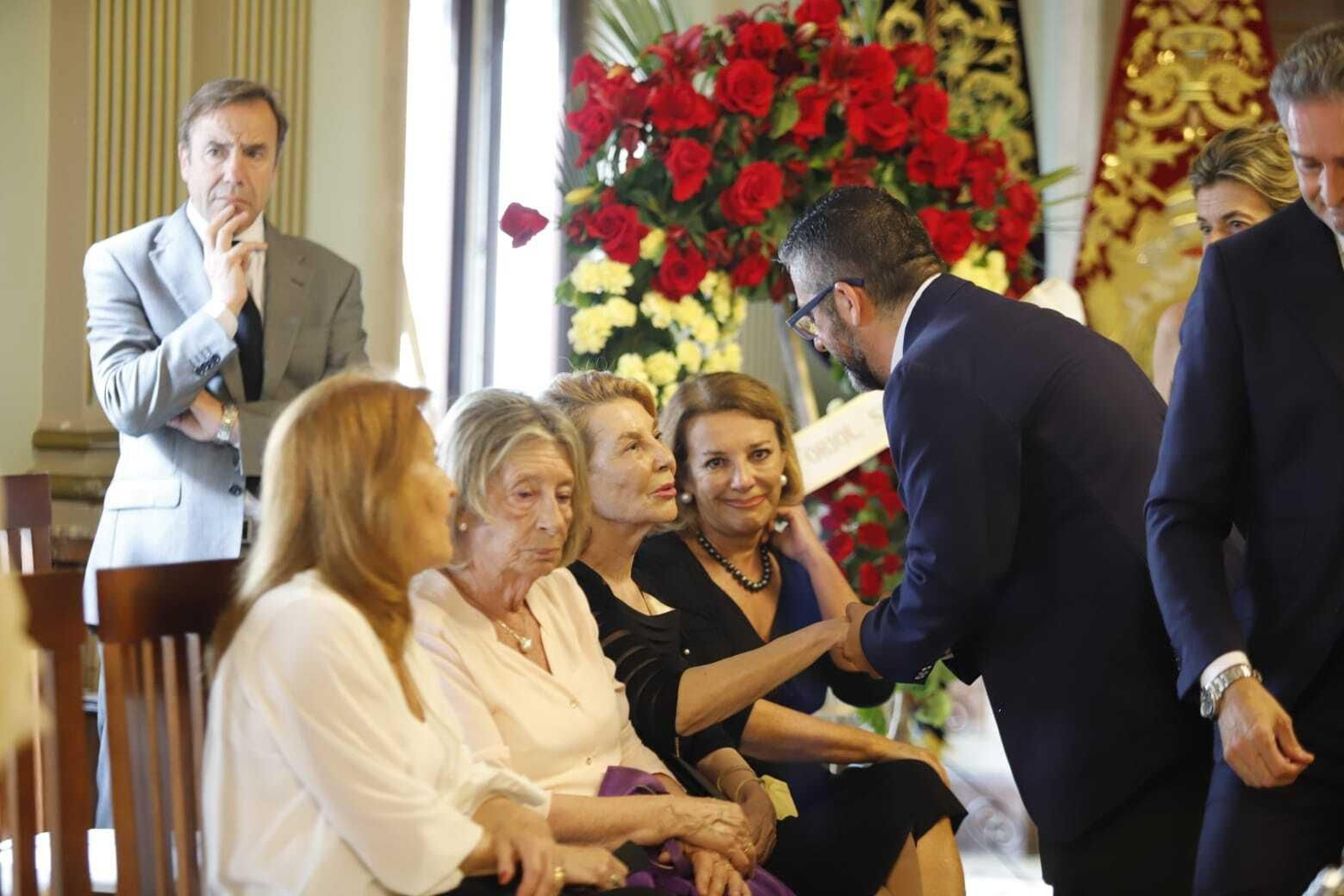 Concha Spinola, viuda de Miguel Báez, recibe el pésame en la capilla ardiente.