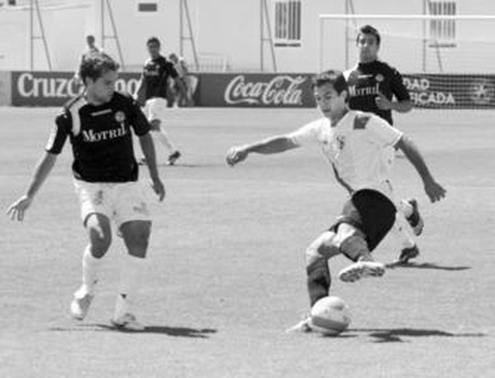 El sevillista Armenteros trata de realizar un recorte ante el jugador del Granada 74 Dani Fragoso.