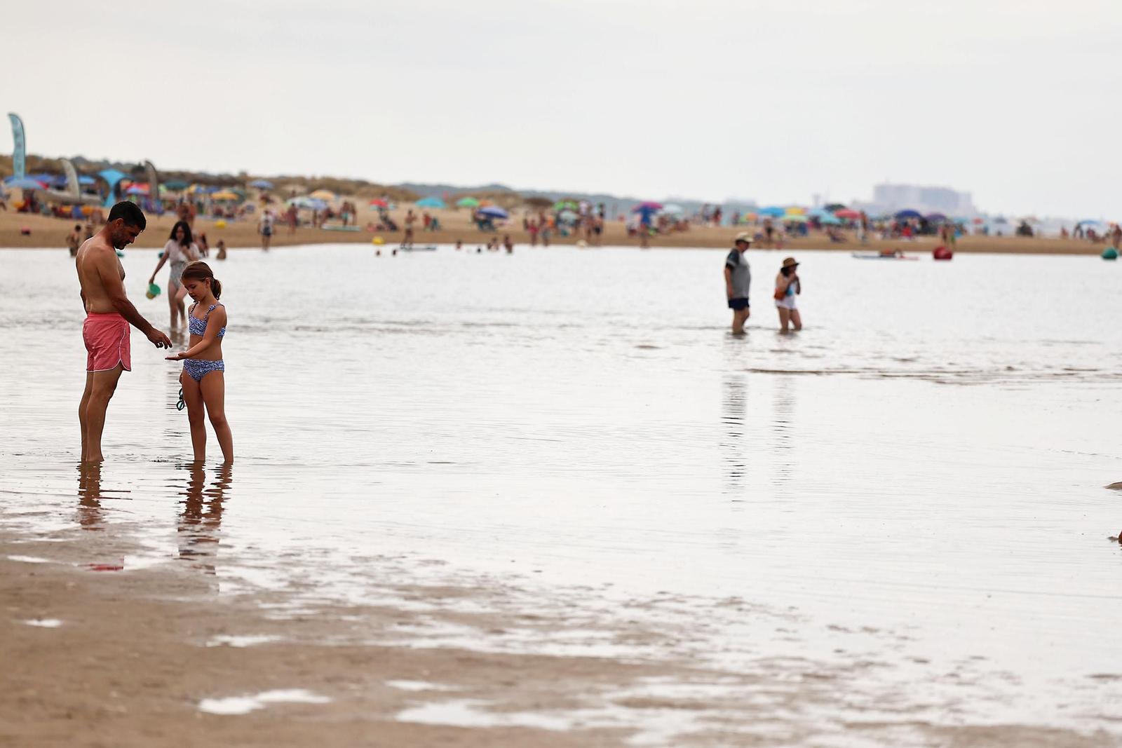 Imágenes del ambiente en las playas de Huelva en la mañana de domingo