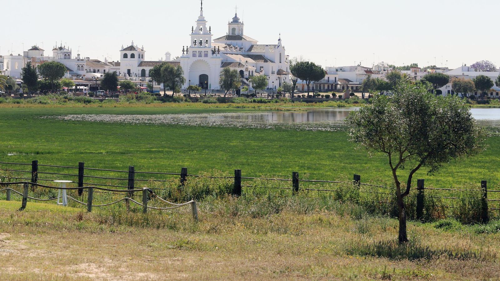 Tras las marismas, el Santuario de la Virgen del Rocío
