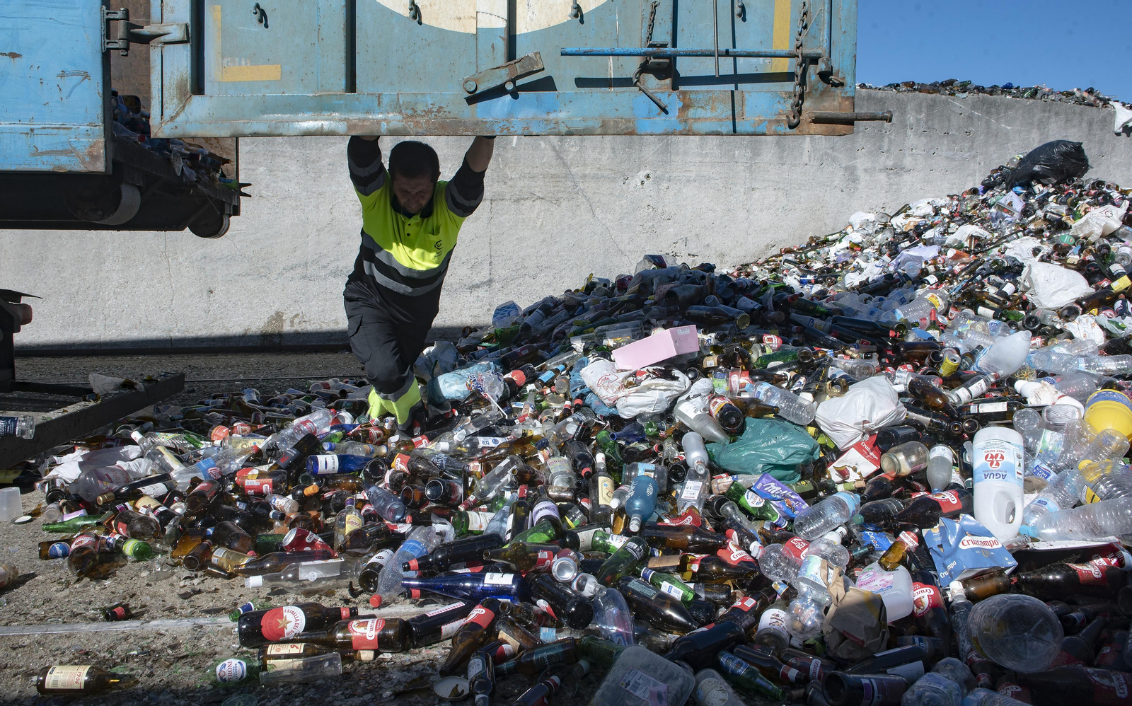 El corazón de una planta de reciclaje de vidrio, en imágenes