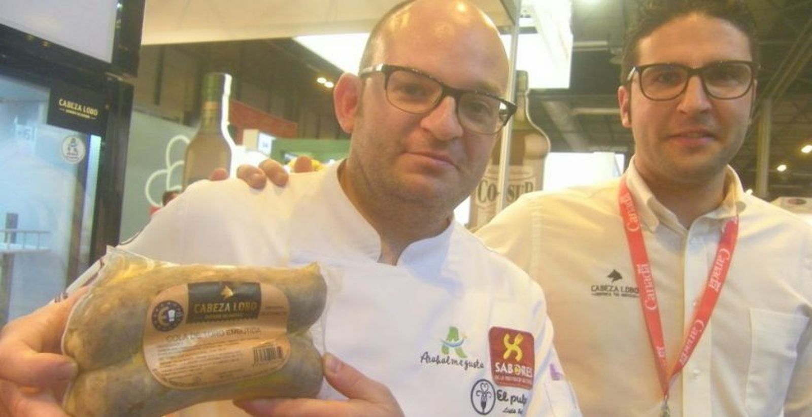 Luis Portillo y Jesús Luna con uno de sus originales productos