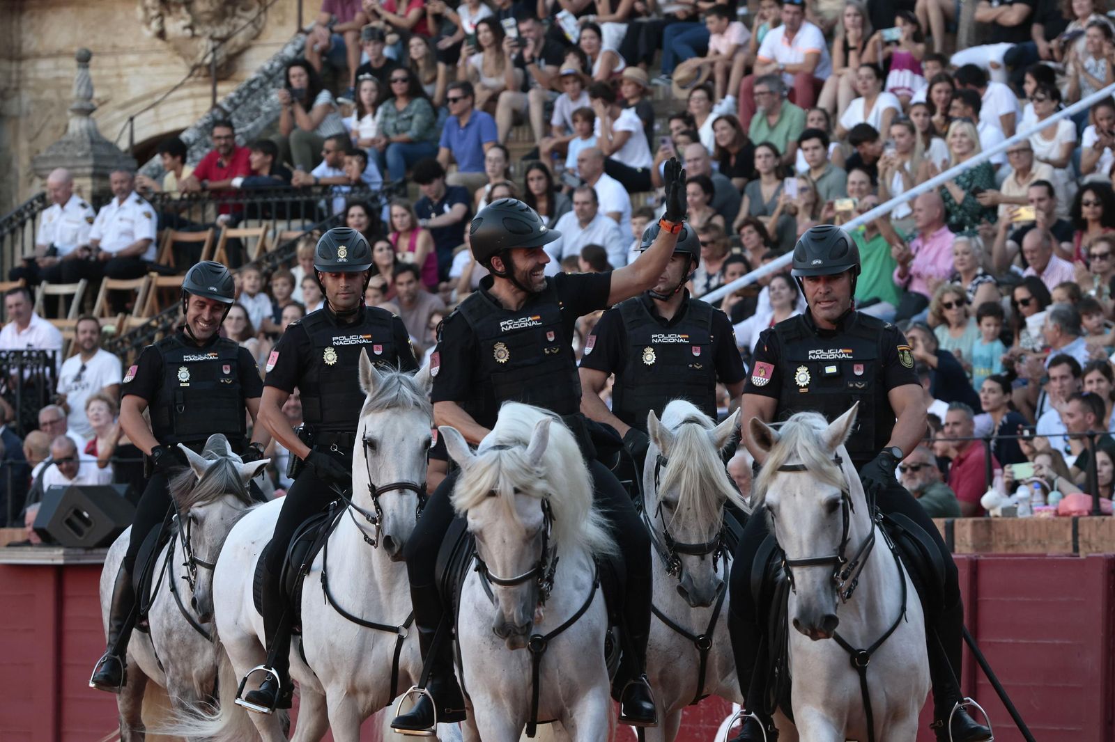 Las imágenes de la espectacular exhibición de la Policía Nacional en la Maestranza