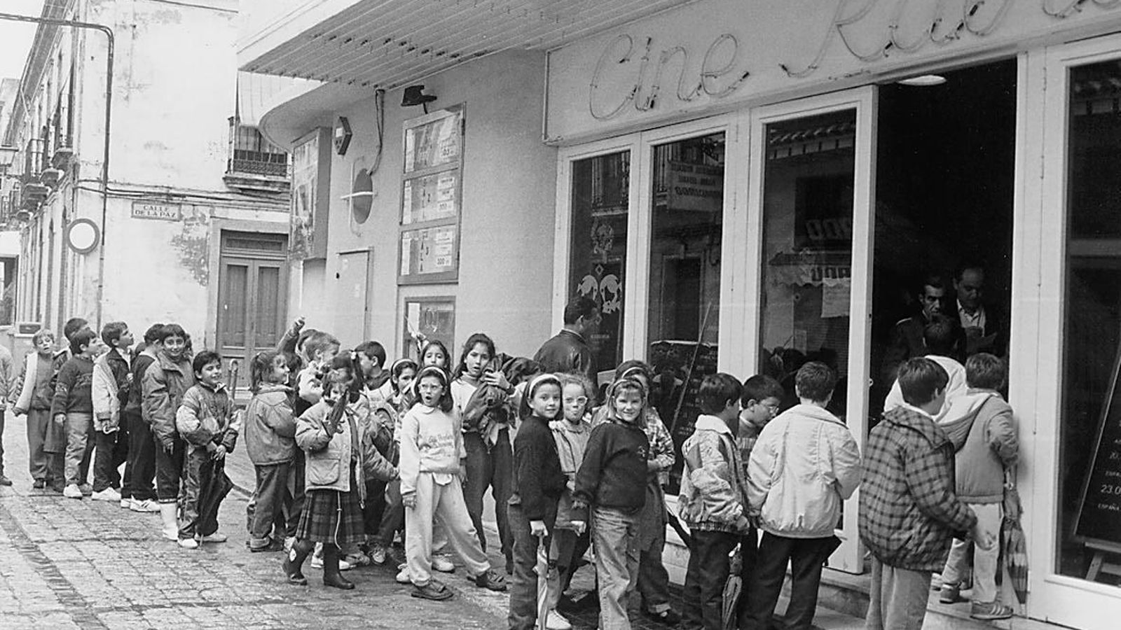 Un grupo de escolares hacen cola para entrar en el cine Rábida.