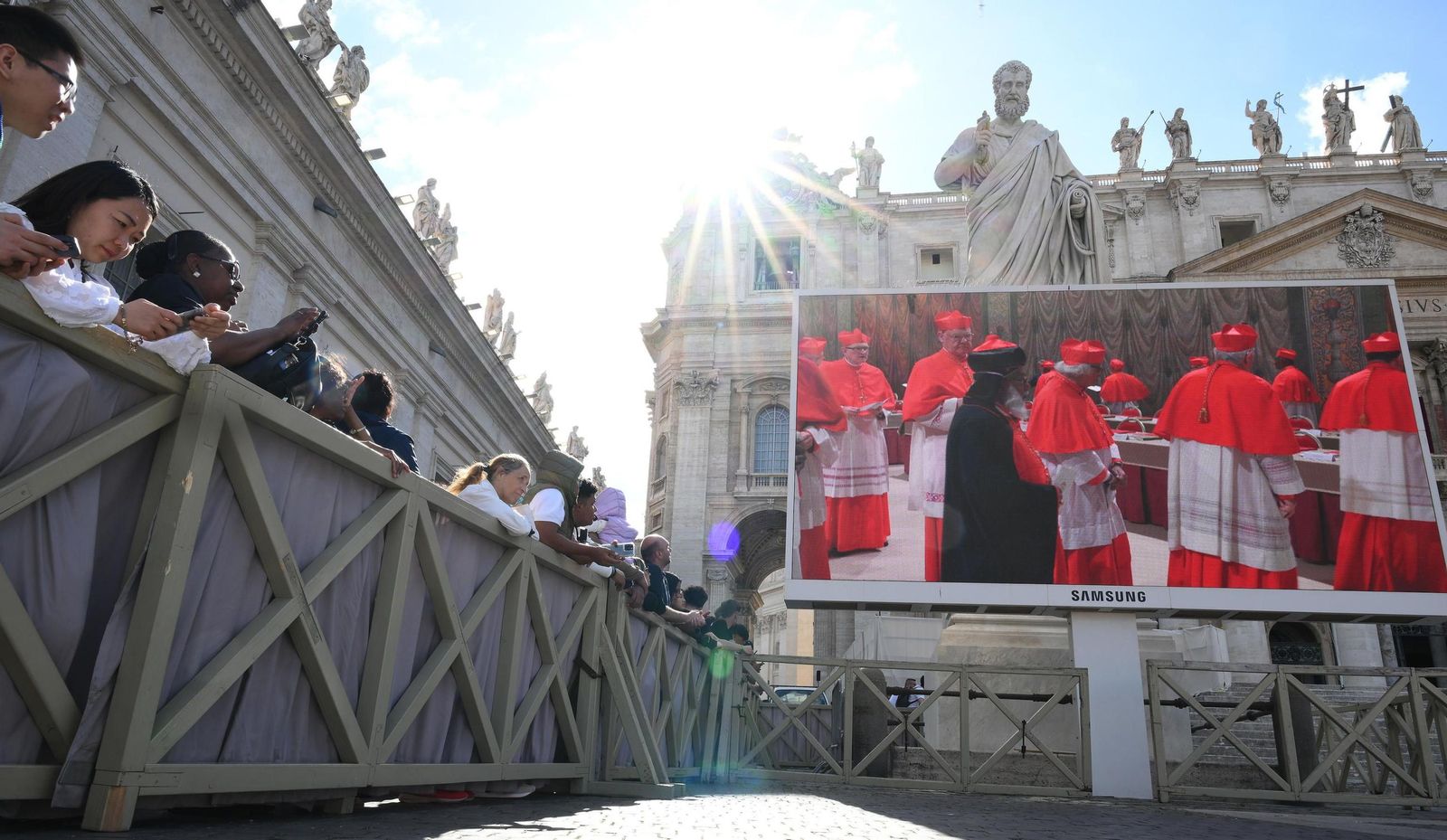 Fieles en el Vaticano siguen el inicio del cónclave.