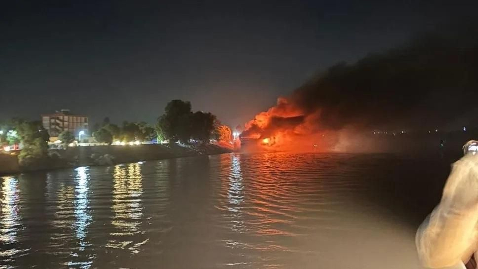 Una imagen dle incendio tomada por uno de los pasajeros desalojados.