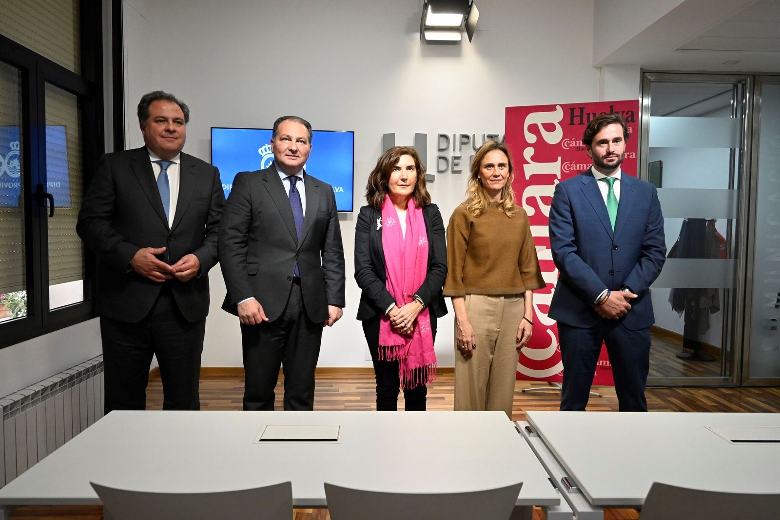El presidente de la Diputación de Huelva, David Toscano; La consejera de Empleo, Empresa y Trabajo Autónomo, Rocío Blanco; la presidenta de la Comisión de Pymes de Cámara España, Isabel Puig  y el presidente de la Cámara de Comercio, Daniel Toscano .