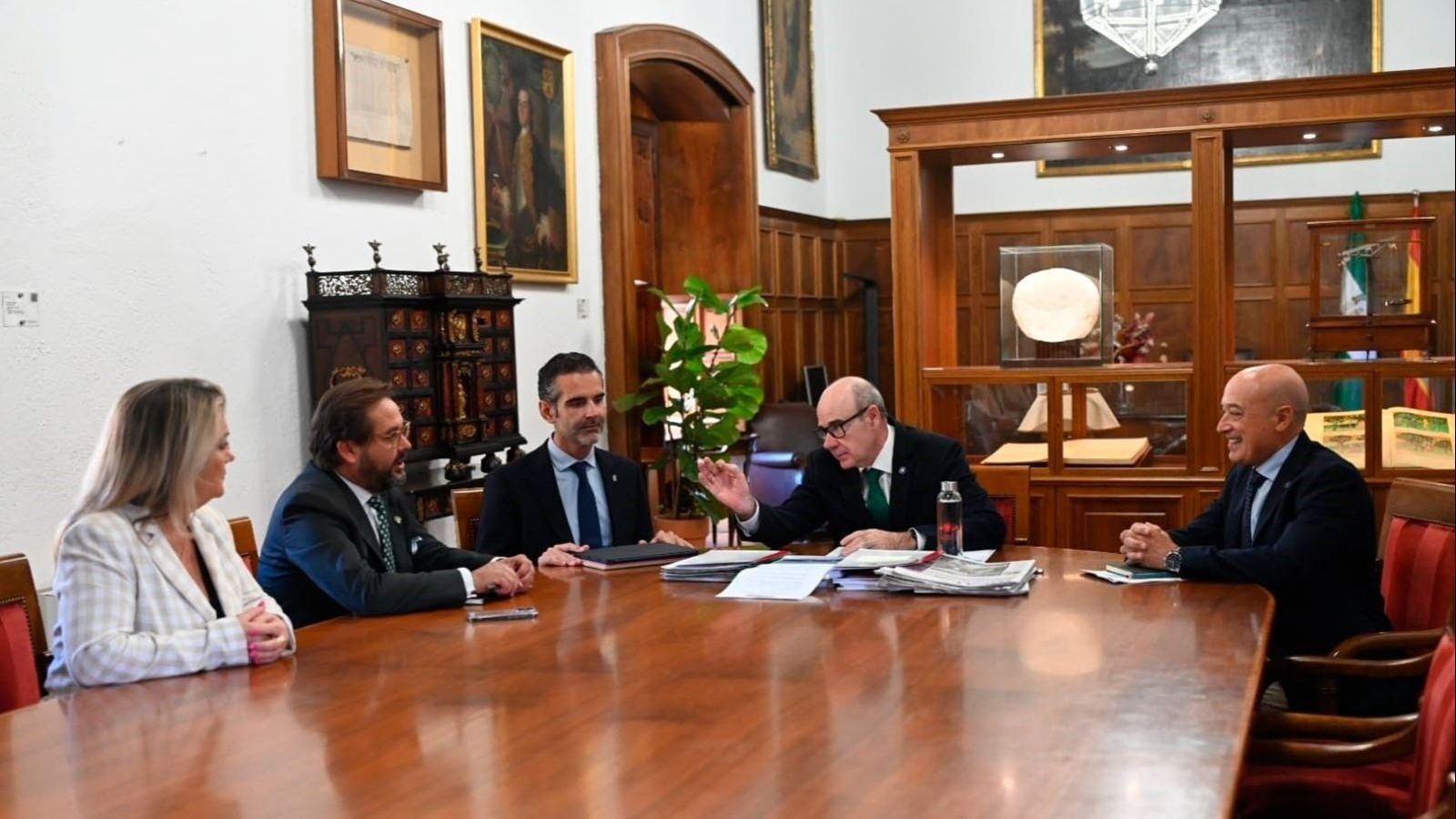 Los delegados de Agricultura de la Junta en Granada , Carmen Lidia Reyes, y del Gobierno andaluz, Antonio Granados, el consejero de Agricultura, Ramón Fernández-Pacheco, el rector, Pedro Mercado, y su gerente, Miguel Ángel Guardia