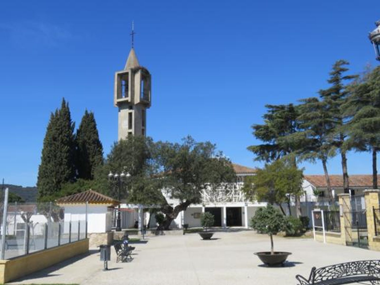 Fachada principal y torre de la iglesia parroquial