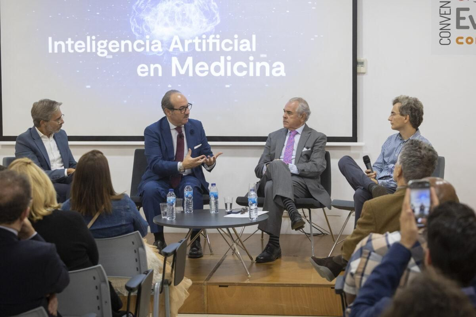 El doctor José Antonio Trujillo, en la presentación de su última obra, la ‘Guía básica de Inteligencia Médica Artificial’.