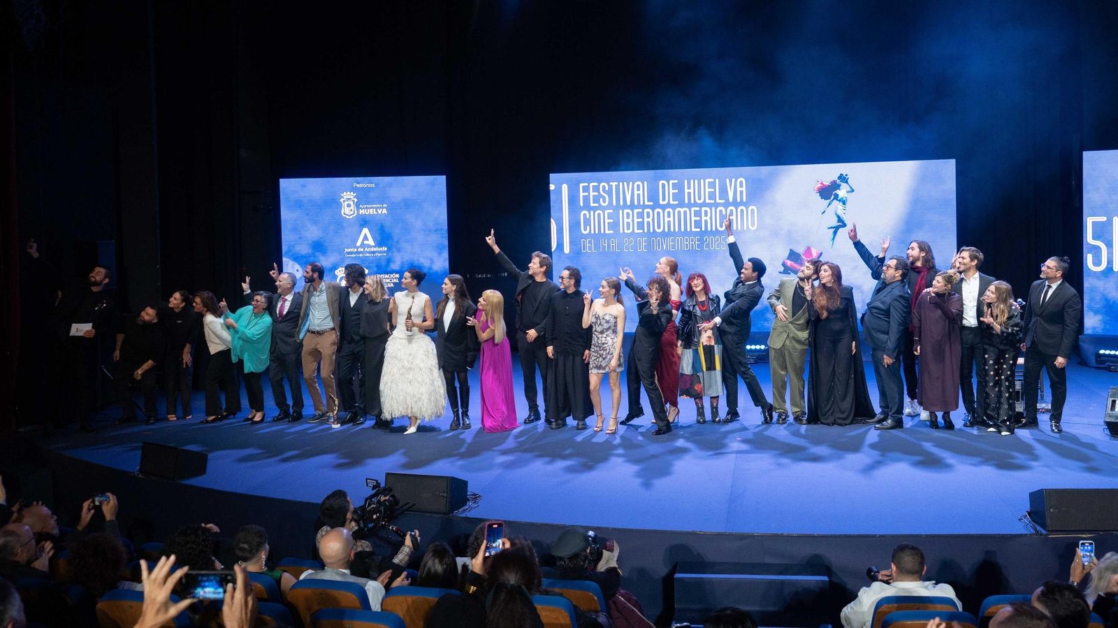 Selfie final realizado por Manu Sánchez a todos los protagonistas de la gala inaugural.