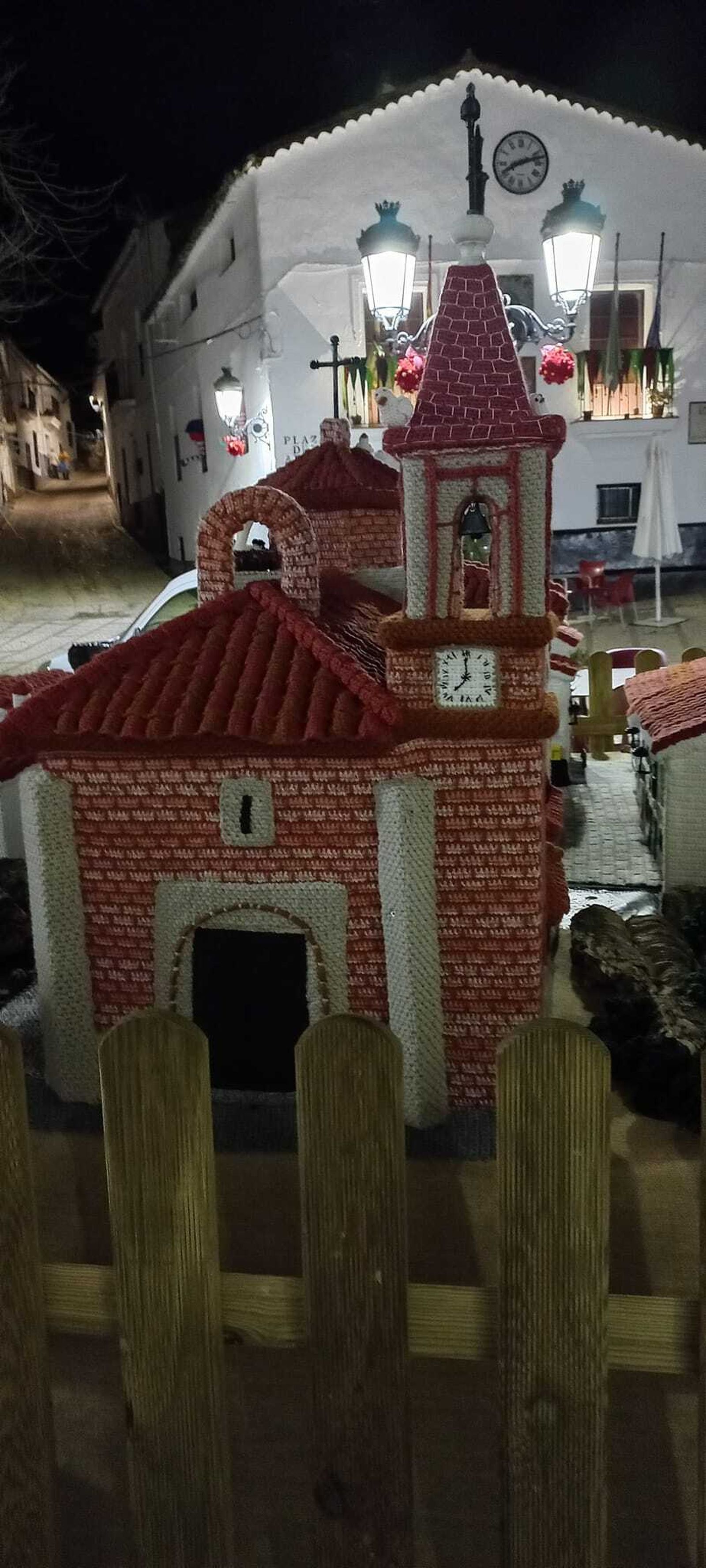 Así de bonito está este pueblo serrano de Huelva vestido de ganchillo por Navidad