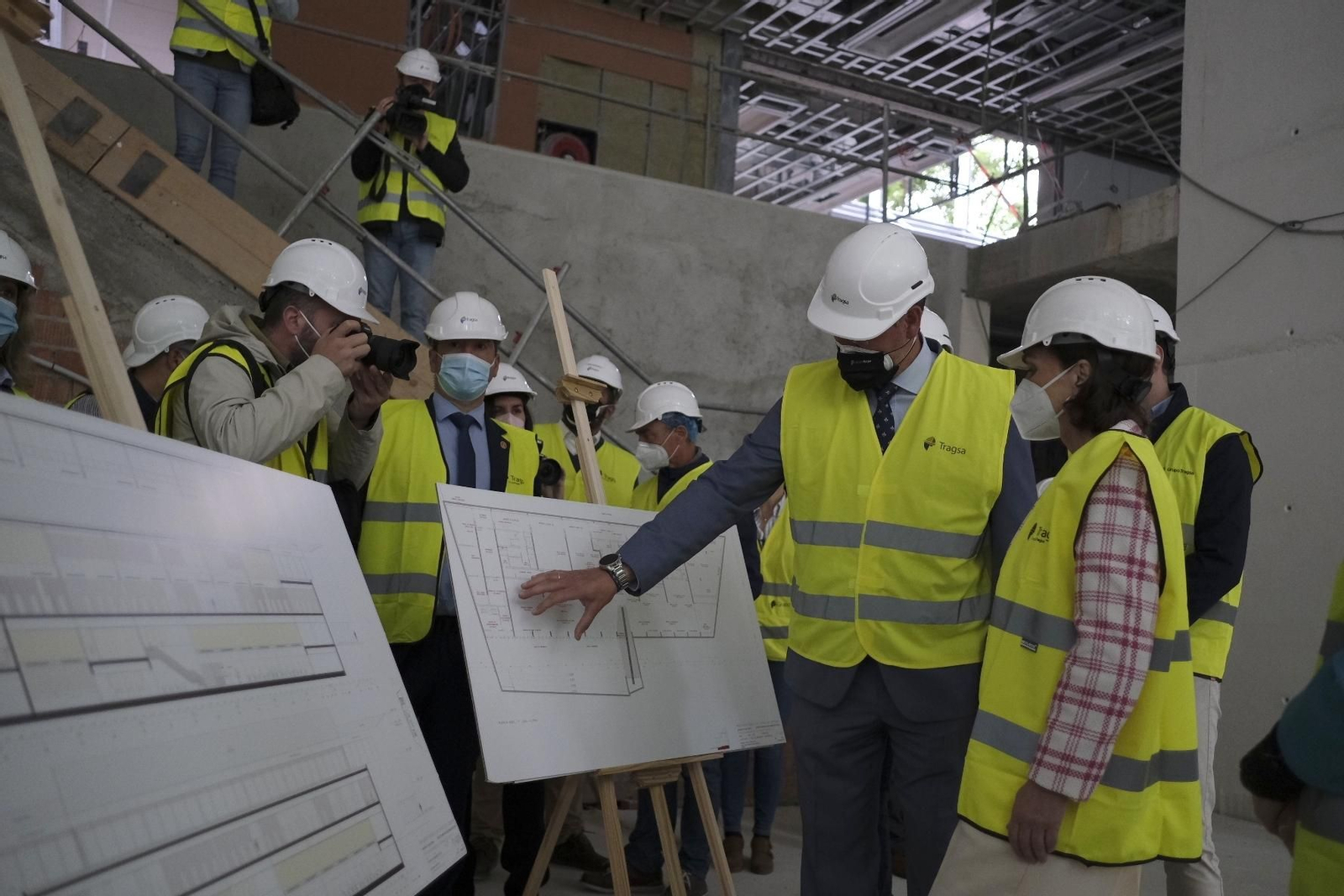La visita de Carmen Calvo a las obras de la Biblioteca del Estado Grupo Cántico de Córdoba, en imágenes