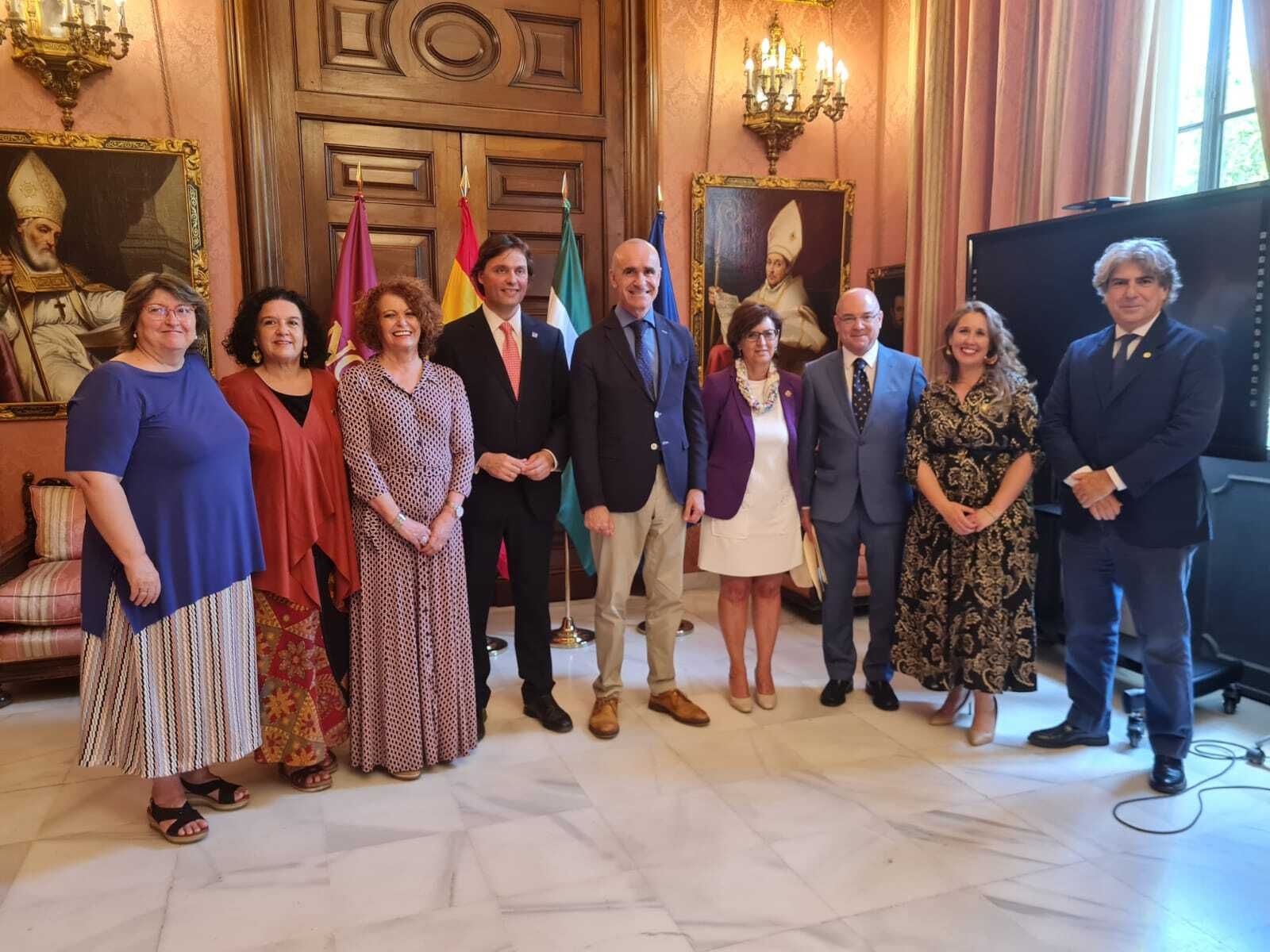 El alcalde con los representantes municipales y universitarios que han acudido a la firma de los convenios.