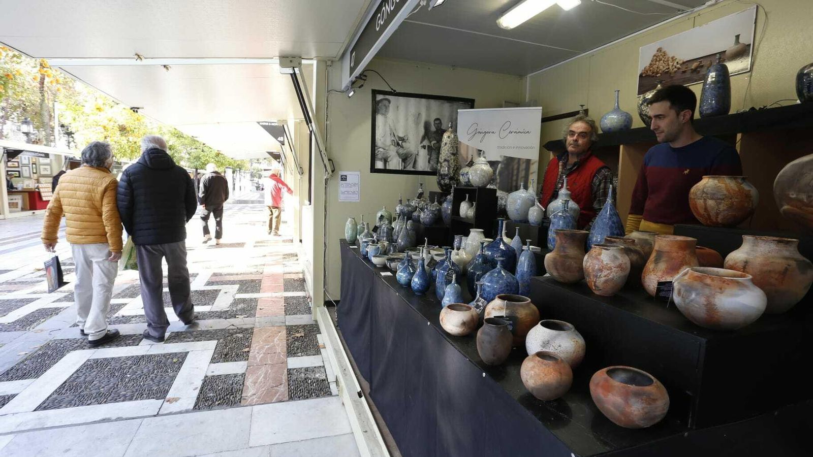 Uno de los muchos puestos que se encuentran en el Mercado Navideño de la Artesanía.