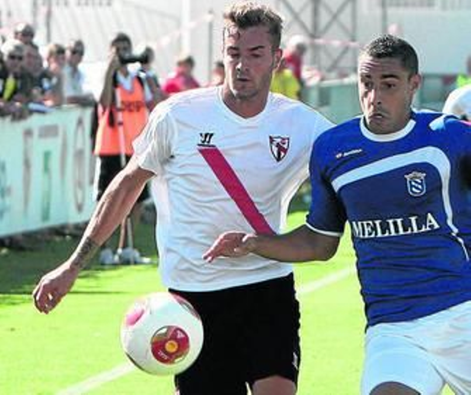 Álex Rubio pugna el balón con el Mahanan en el partido de la quinta jornada contra el Melilla.