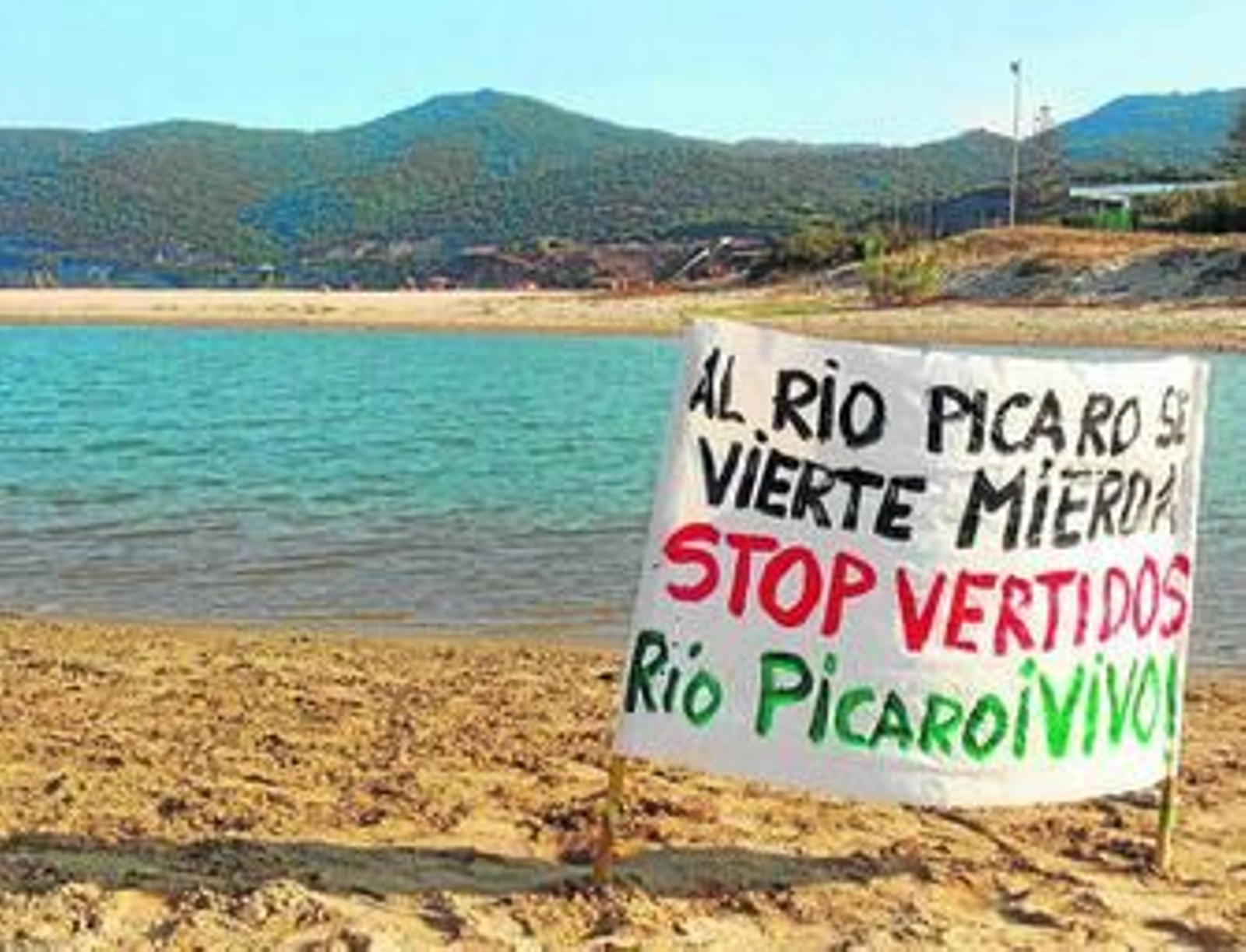 Imagen de la pancarta de Agaden, instalada ayer en el río Pícaro.