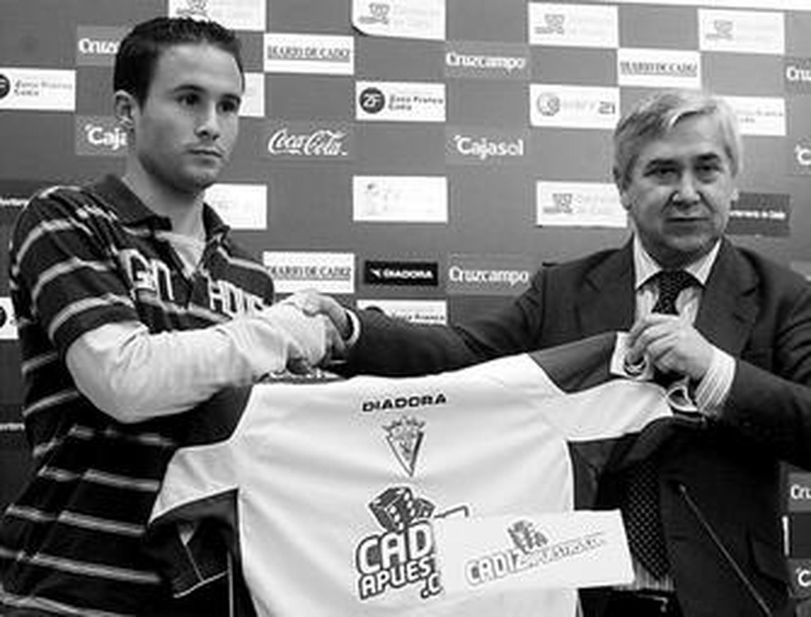 Álvaro García estrecha la mano de Antonio Muñoz en su presentación oficial.