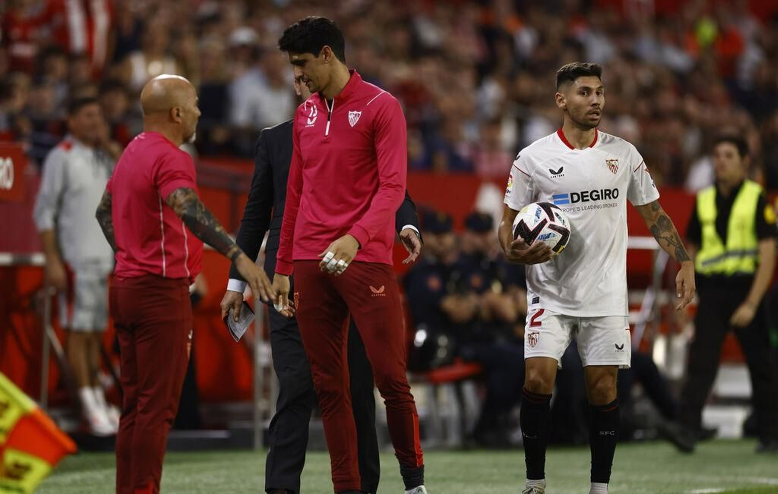 Bono, tras ser amonestado, entre Sampaoli y Montiel, que va a sacar de banda.