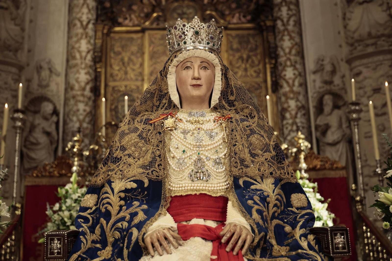 Imágenes del besamanos de la Virgen de los Reyes