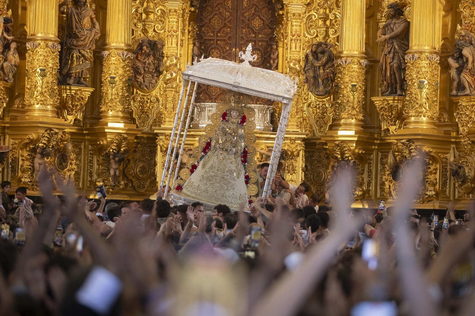 Las mejores imágenes de la procesión de la Virgen del Rocío en la aldea