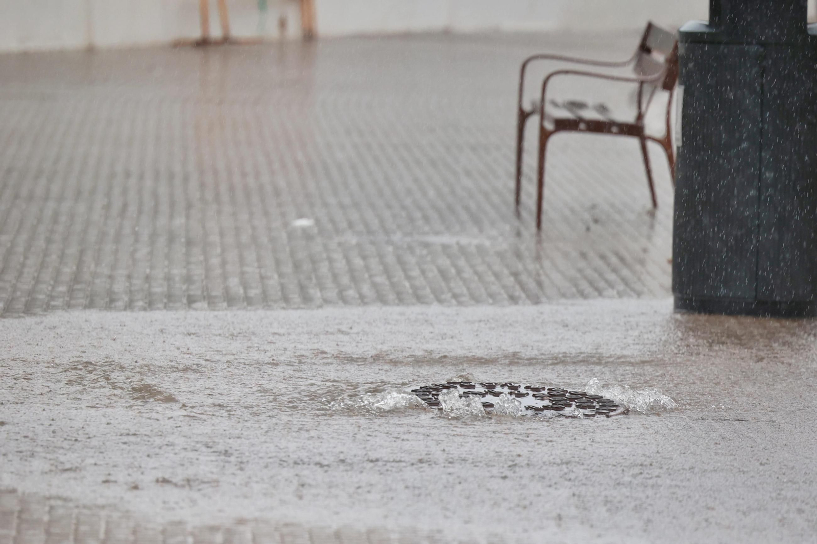 Imágenes de calles inundadas y vecinos achicando agua en San Fernando