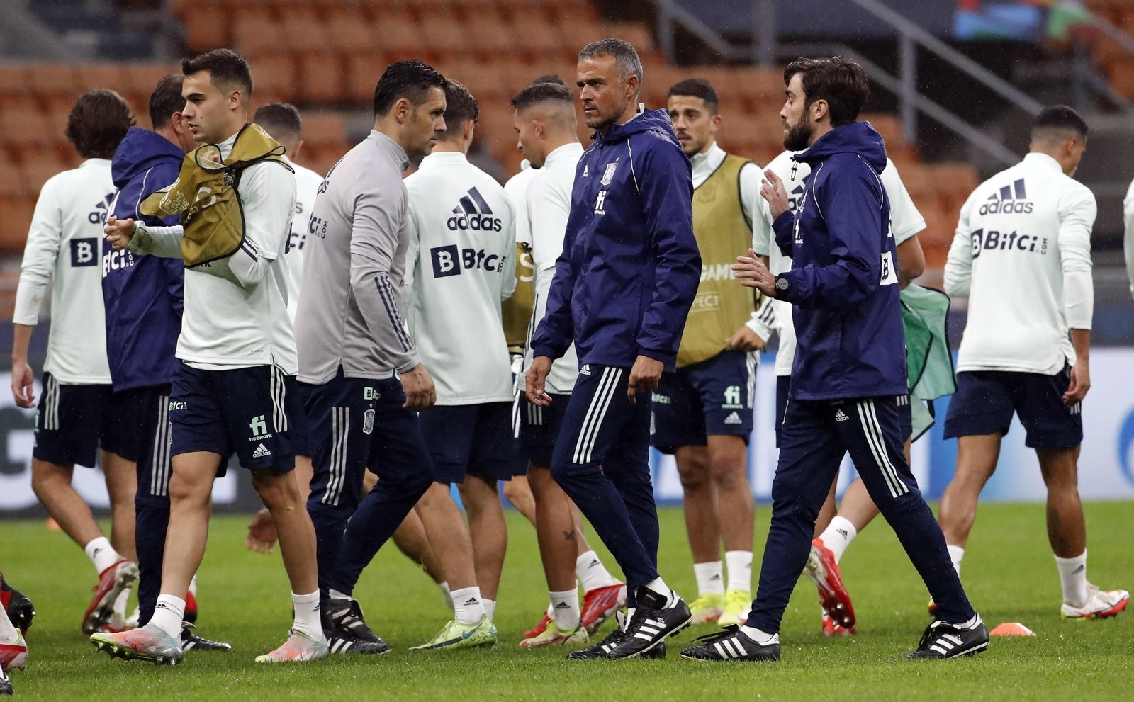 Los futbolistas de la selección española se disponen a iniciar el entrenamiento oficial en San Siro.