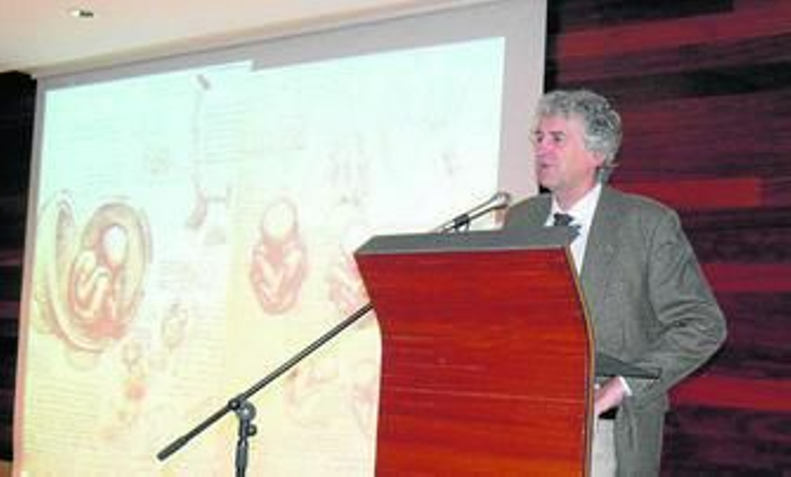 El paleontólogo Juan Luis Arsuaga desarrolla su conferencia.