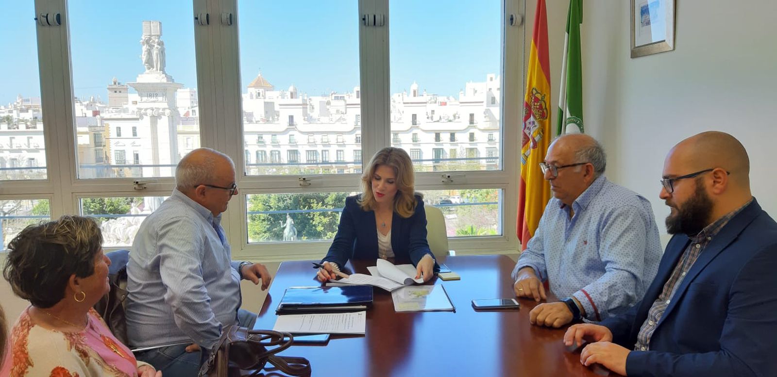 La delegada, con los integrantes del Consejo Territorial de la Bahía yCampiña.