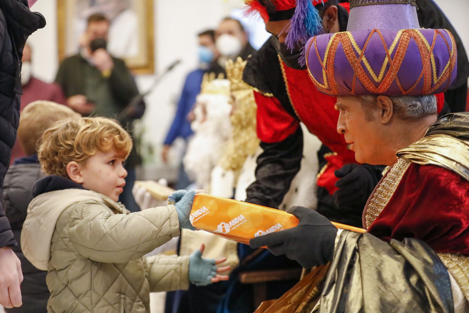 Imágenes de la visita de los Reyes Magos a los hospitales y residencias de mayores de Huelva