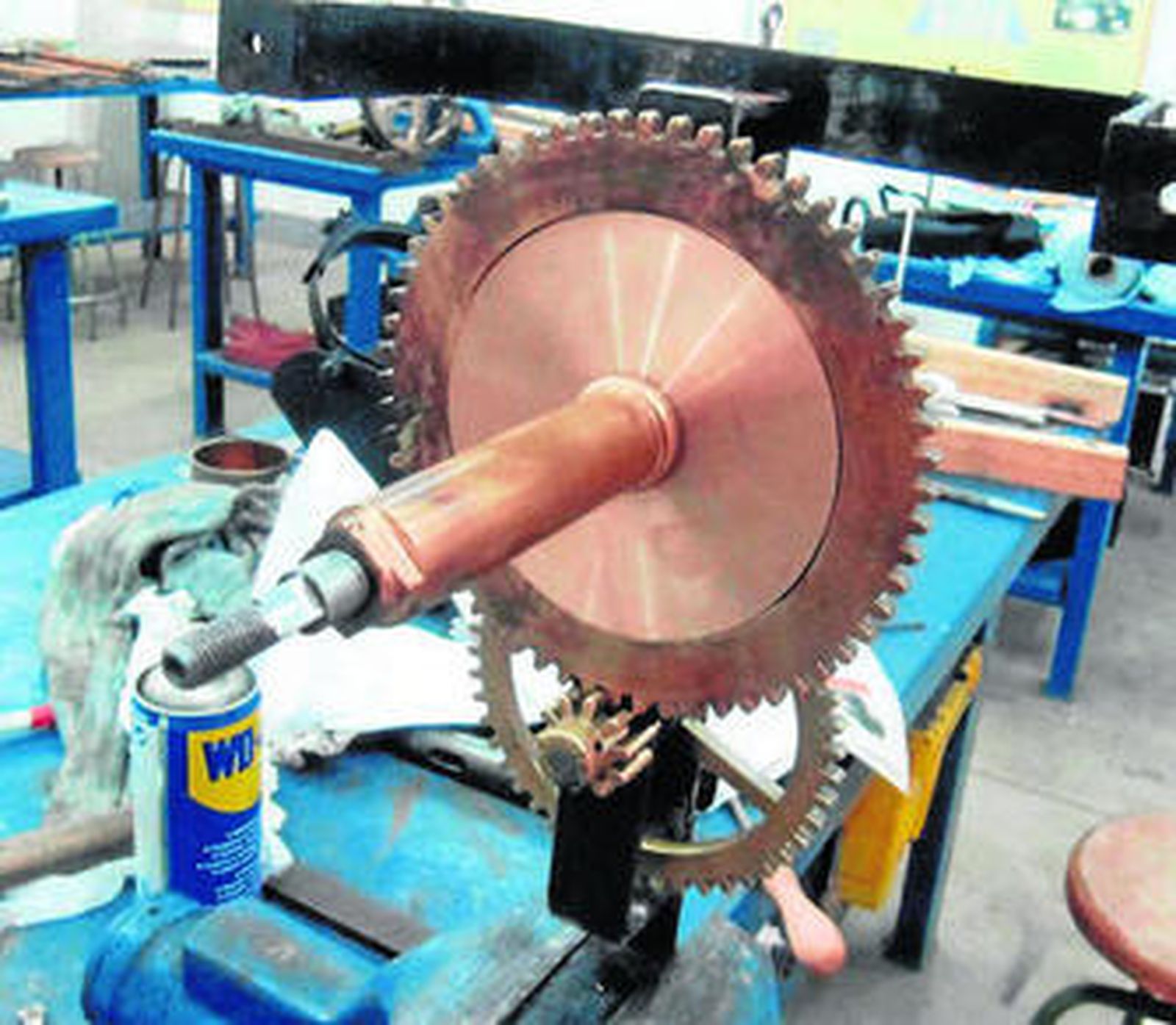 Detalle de parte de las piezas de la cuadratura del reloj de la Catedral de Cádiz, en el taller de la Politécnica.