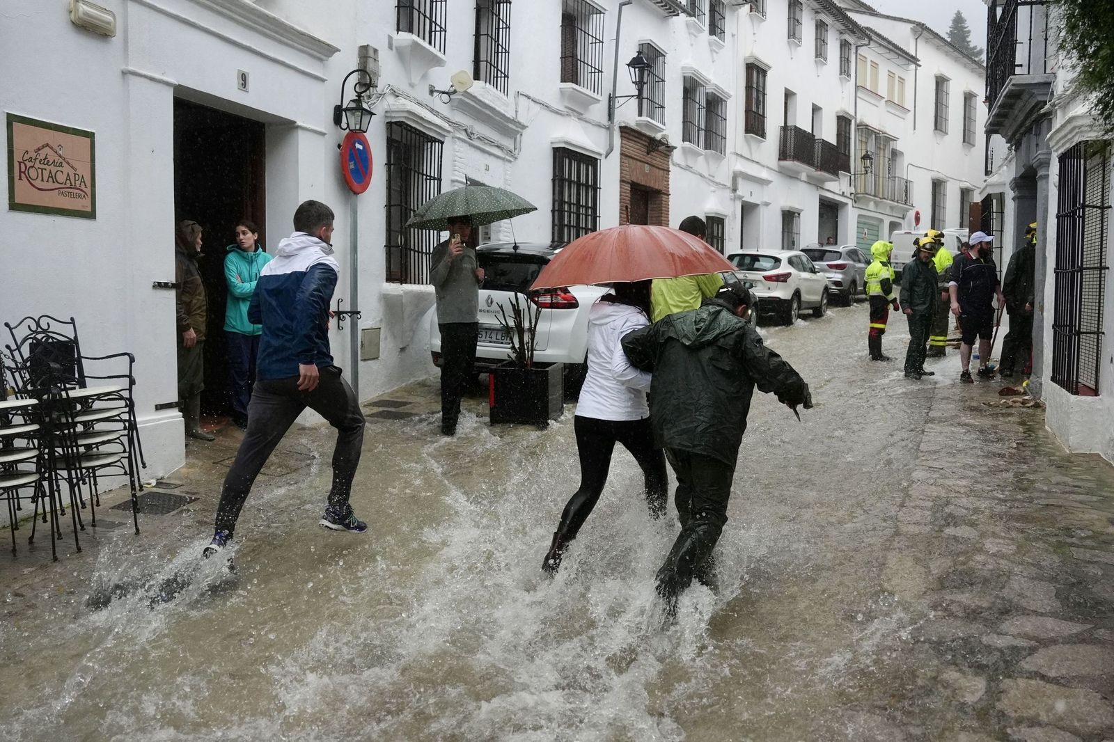 El agua sale de las paredes en Grazalema