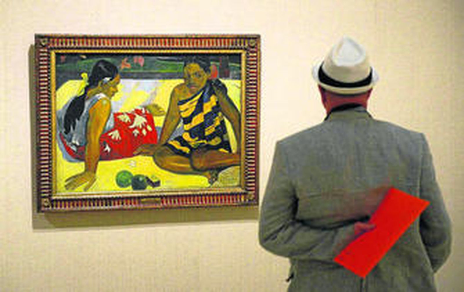 Un visitante observa el cuadro de Gauguin 'Parau Api', en el Museo Thyssen-Bornemisza de Madrid.