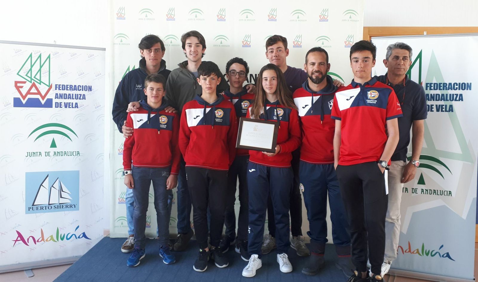 Integrantes del Club de Mar de Almería en la entrega de trofeos.