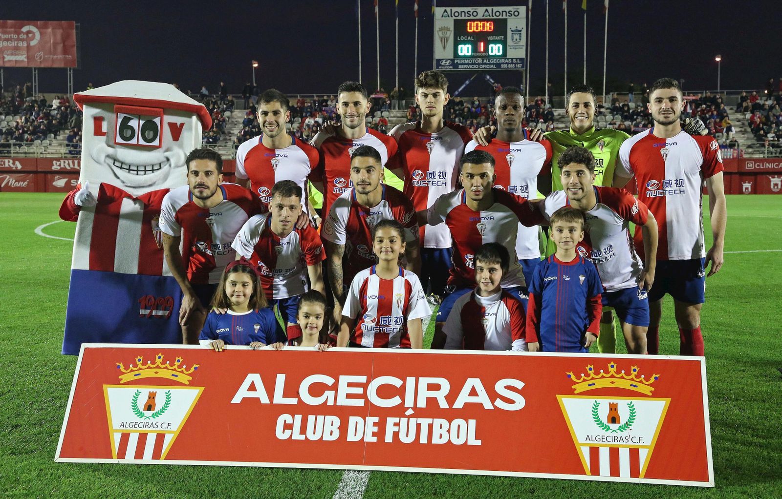 La alineación del Algeciras ante el Linares.