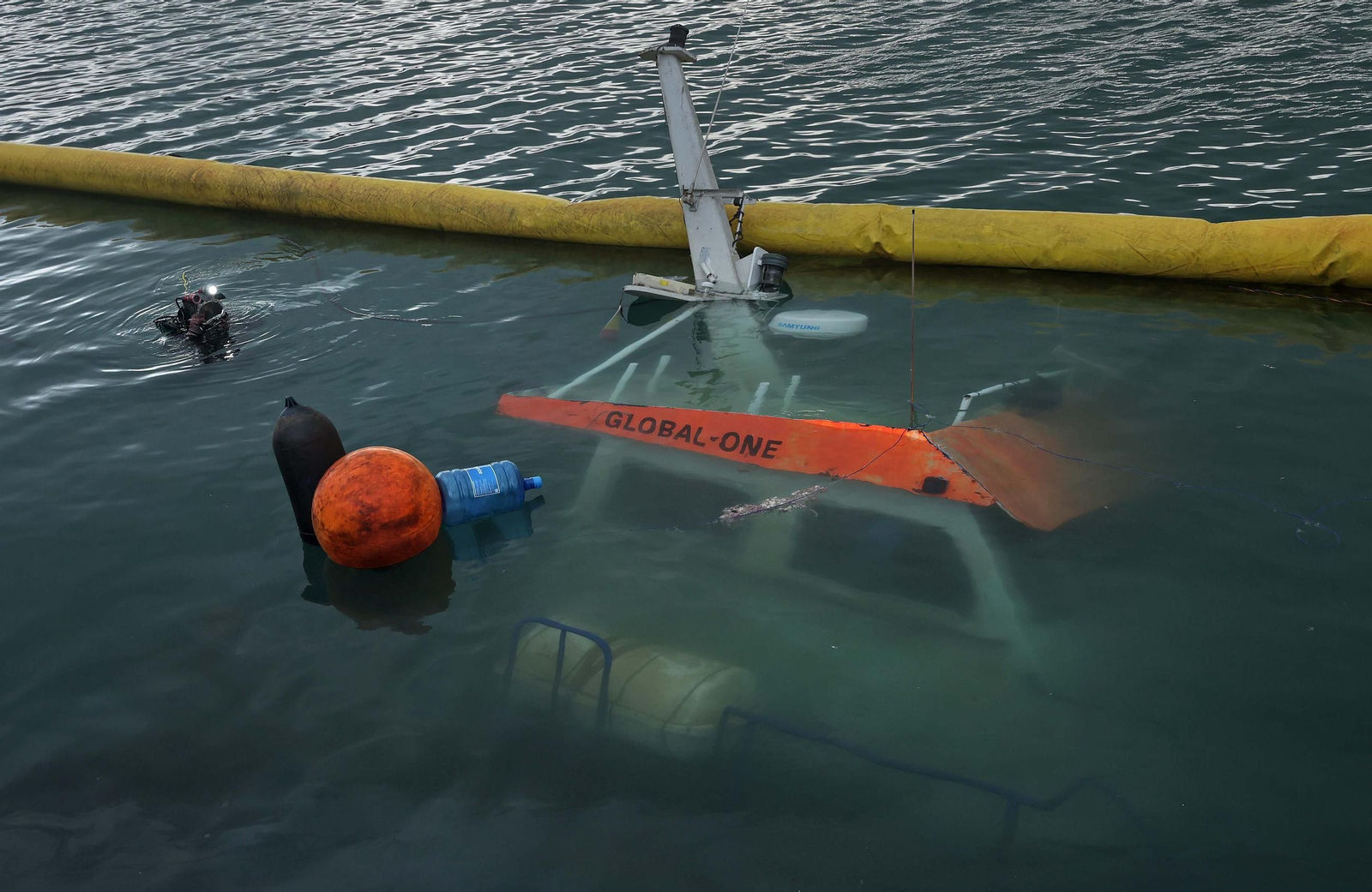 Fotos del reflote del Global One en el puerto de Algeciras