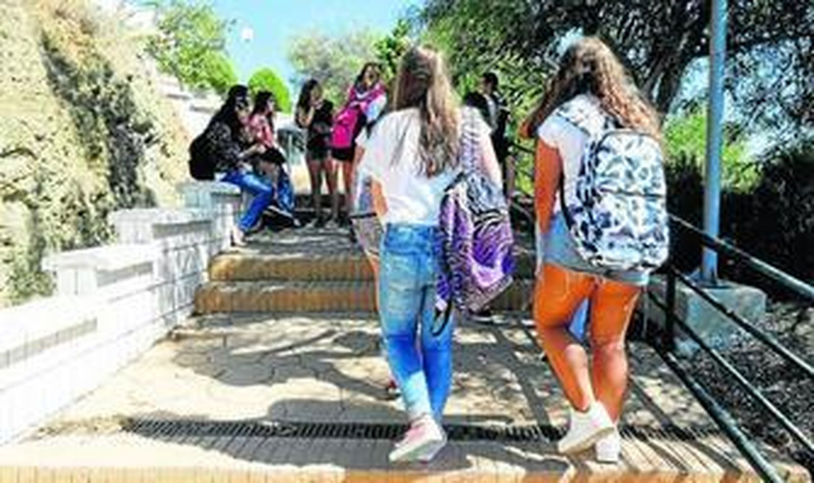 Alumnas de Secundaria camino de su centro escolar en una imagen de archivo.