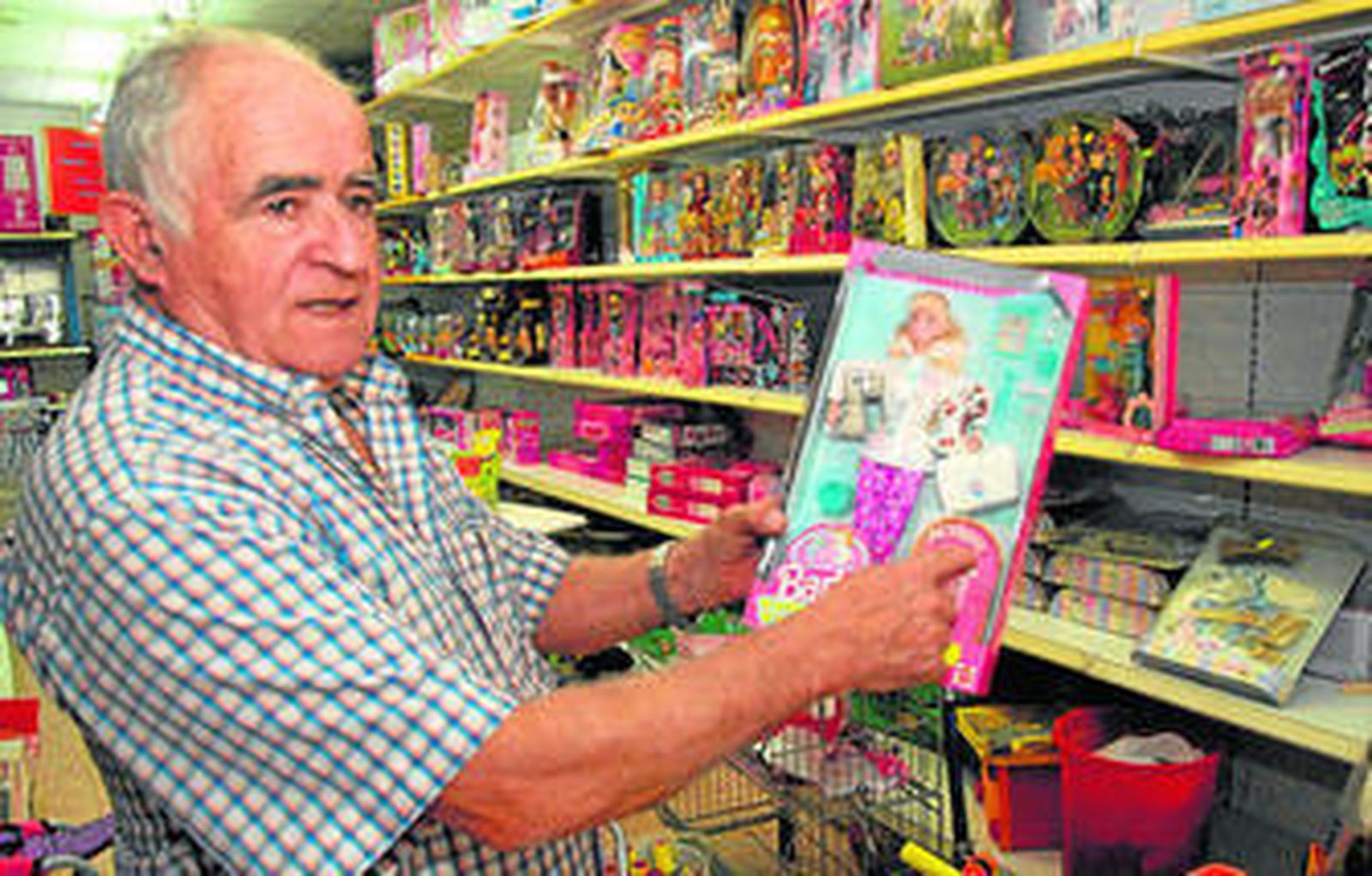Juan Manuel Abreu, en su tienda de la calle Real, muestra uno de los juguetes más clásicos, una Barbie.