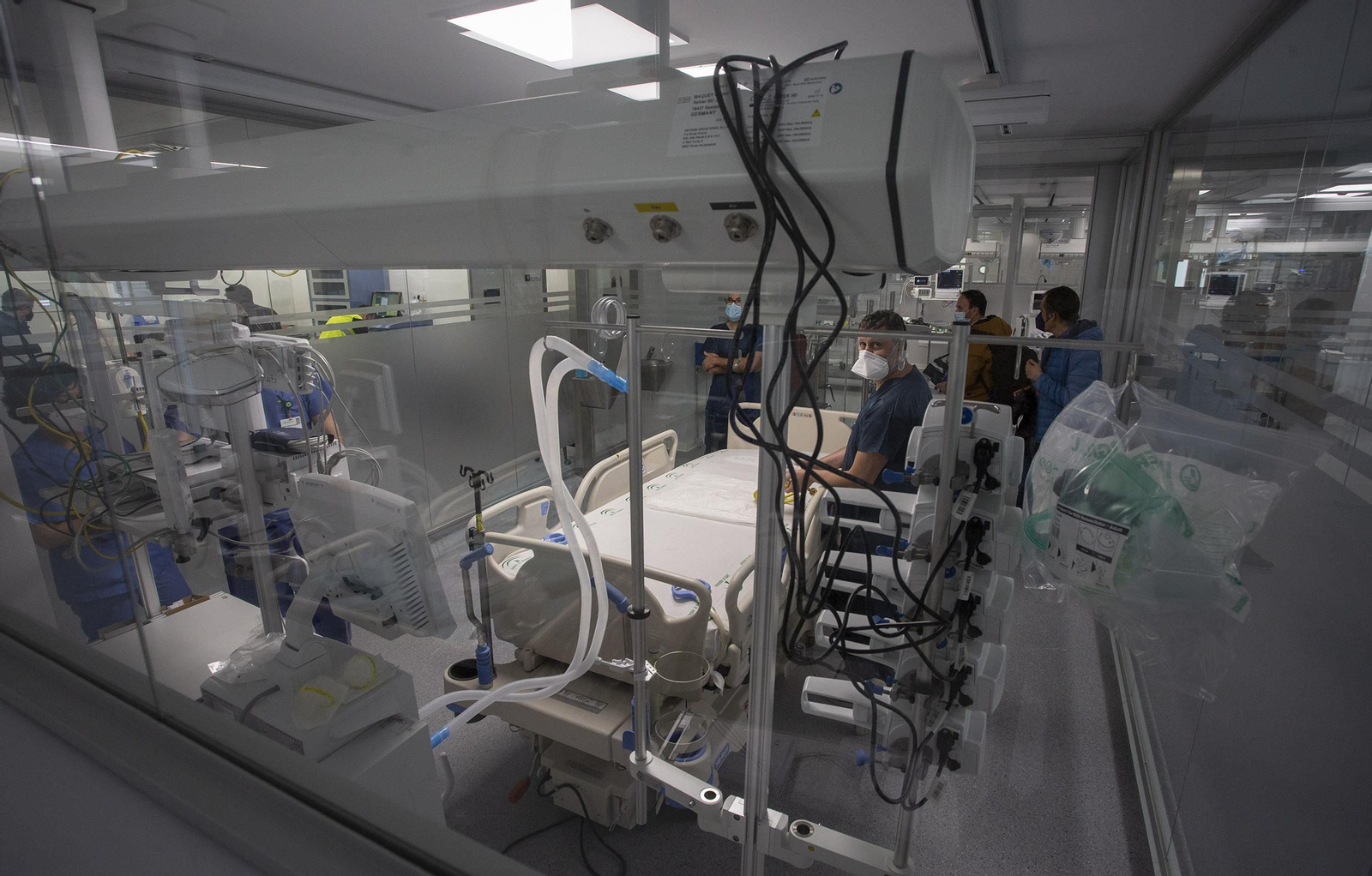 Las imágenes de la visita al interior del Hospital Militar de Sevilla