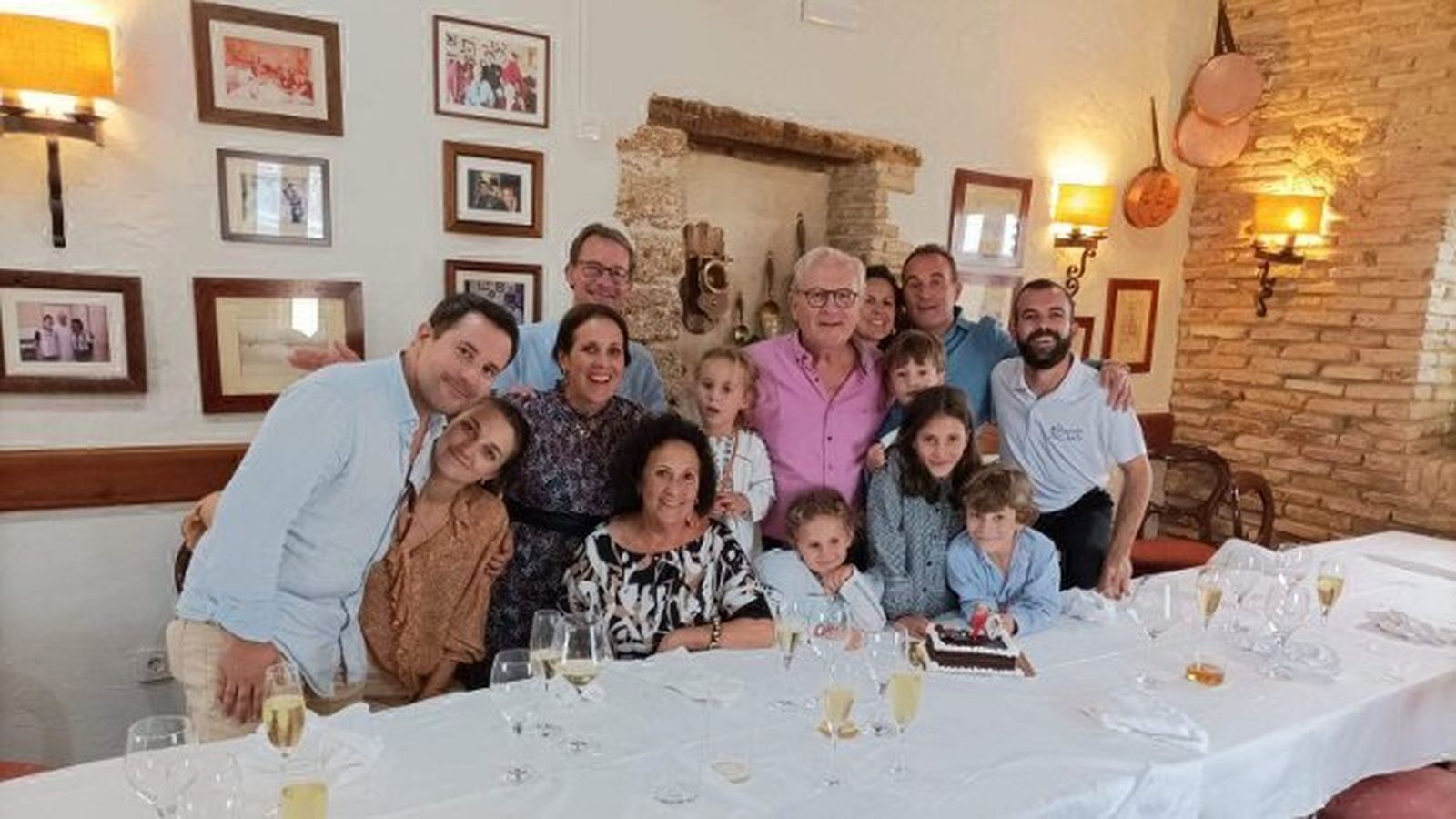 Manuel Rodríguez Cabrera, rodeado de tres generaciones de su familia, durante la comida celebrada en el restaurante 'El Chato', con motivo de sus  70 cumpleaños.