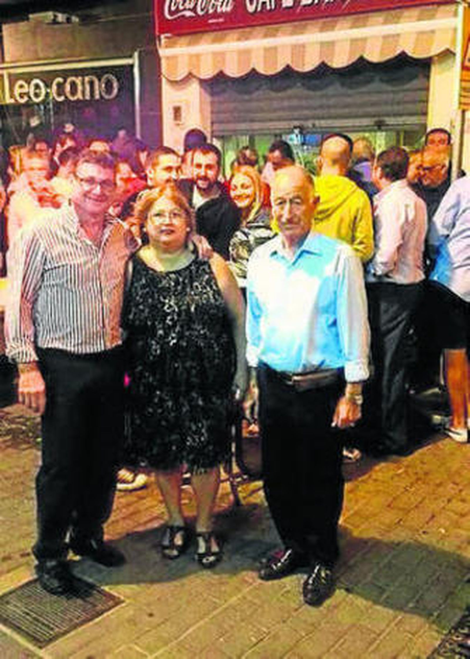 Amat en la celebración del bar.