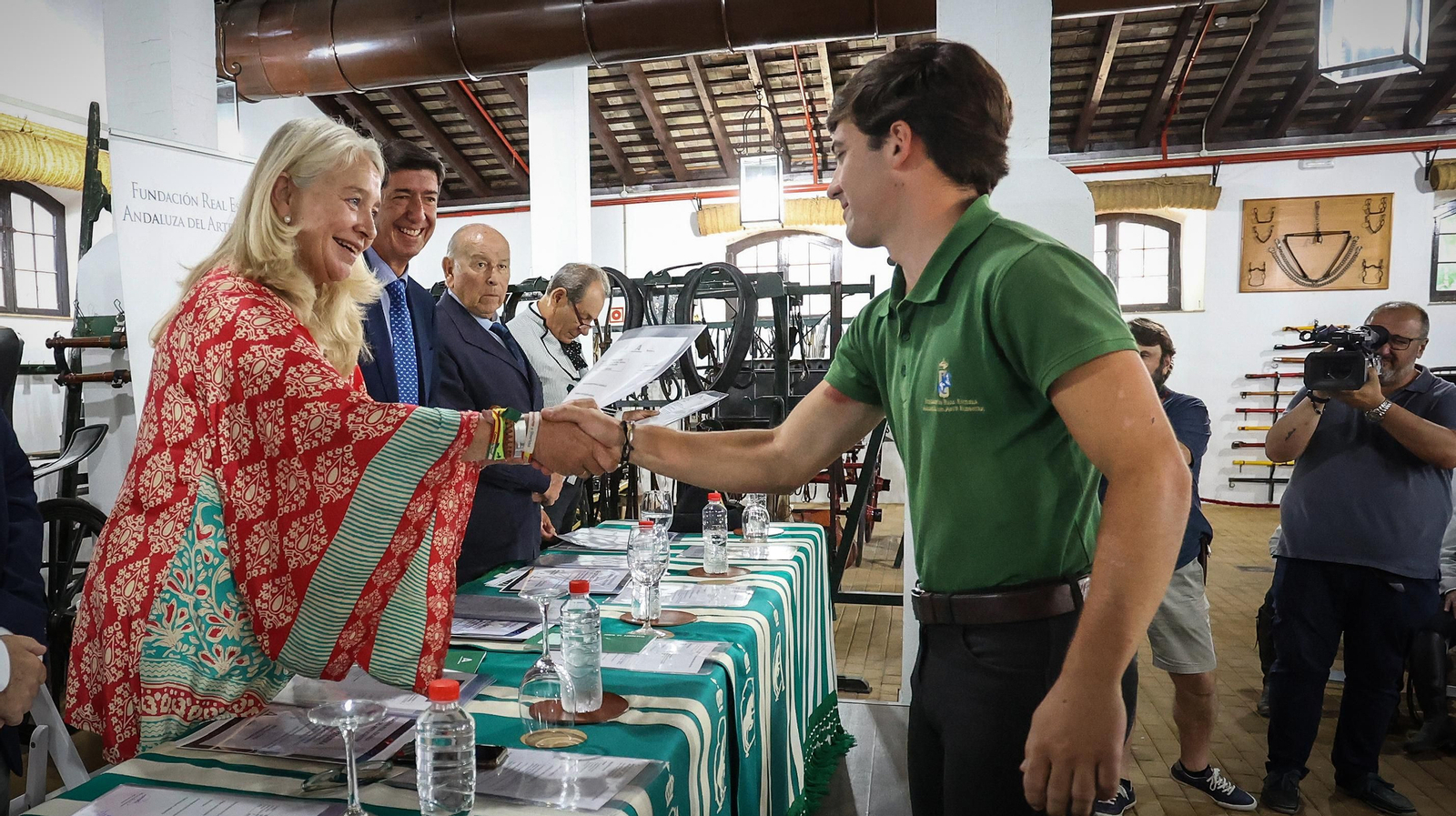 Entrega de notas y diplomas de fin de curso en la Real Escuela Entrega de notas y diplomas de fin de curso en la Real Escuela