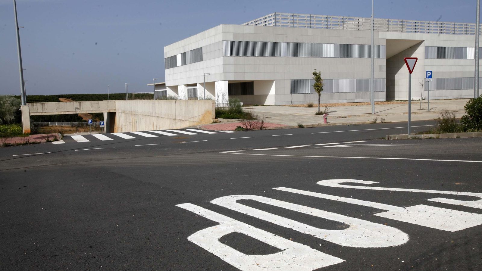 Imagen del centro hospitalario de Lepe, abandonado desde que terminó su construcción.
