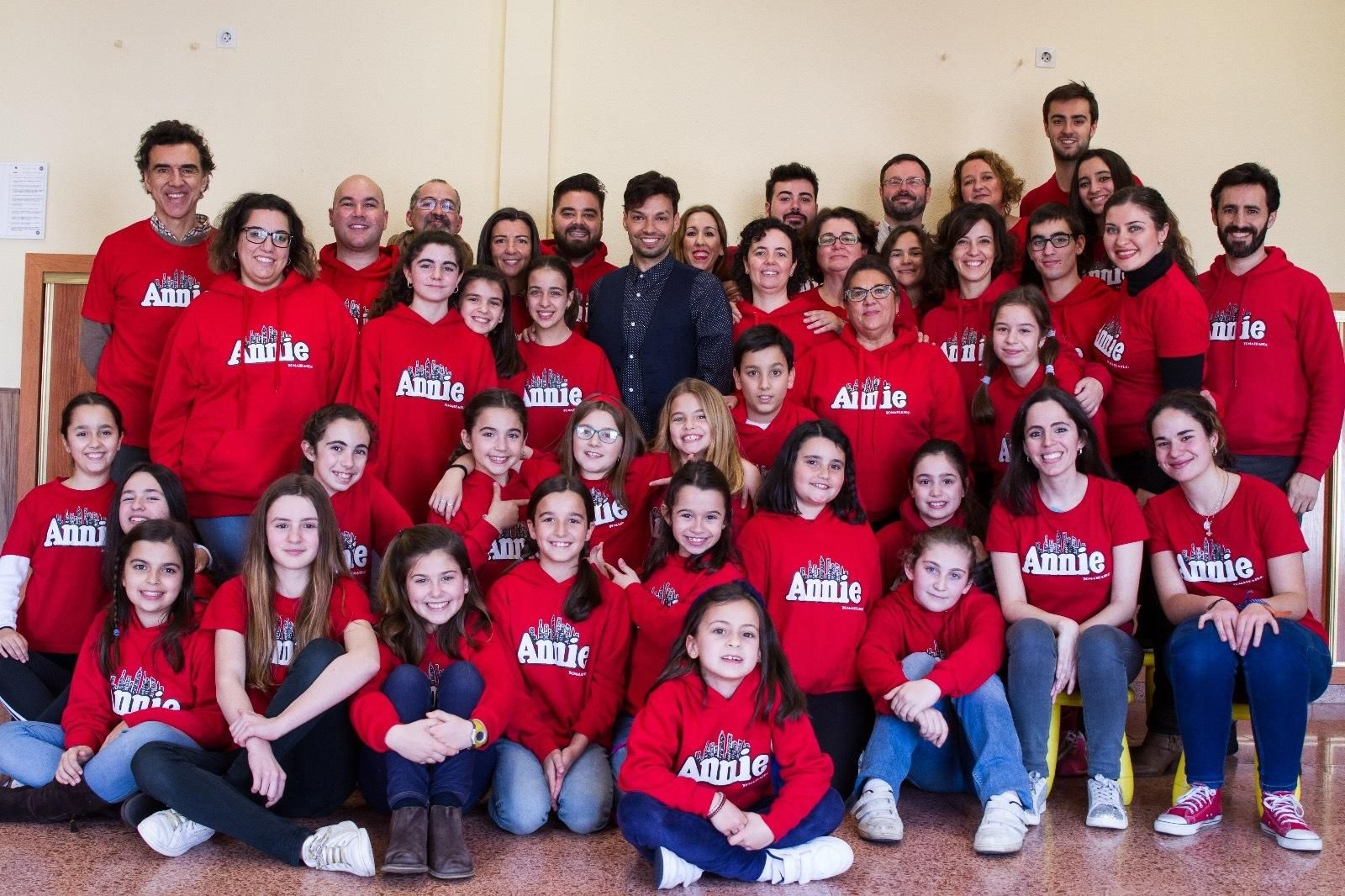 El elenco de 'Annie' en una 'master class' con Paco Arrojo.