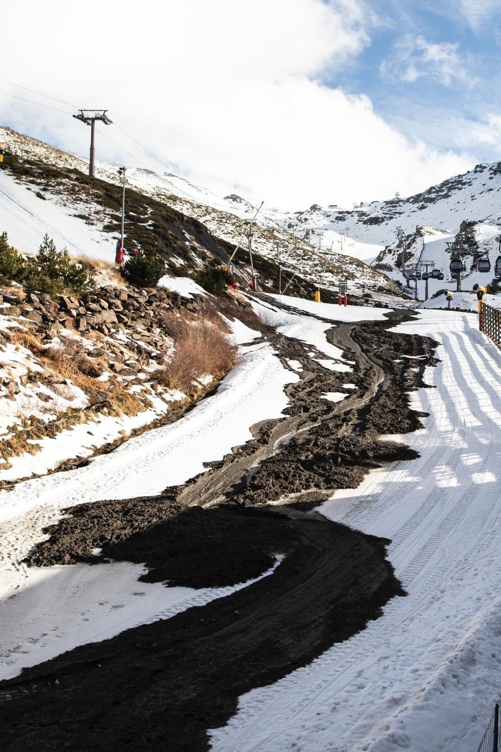 Fotogalería | La lengua de agua, nieve y barro que inunda Sierra Nevada