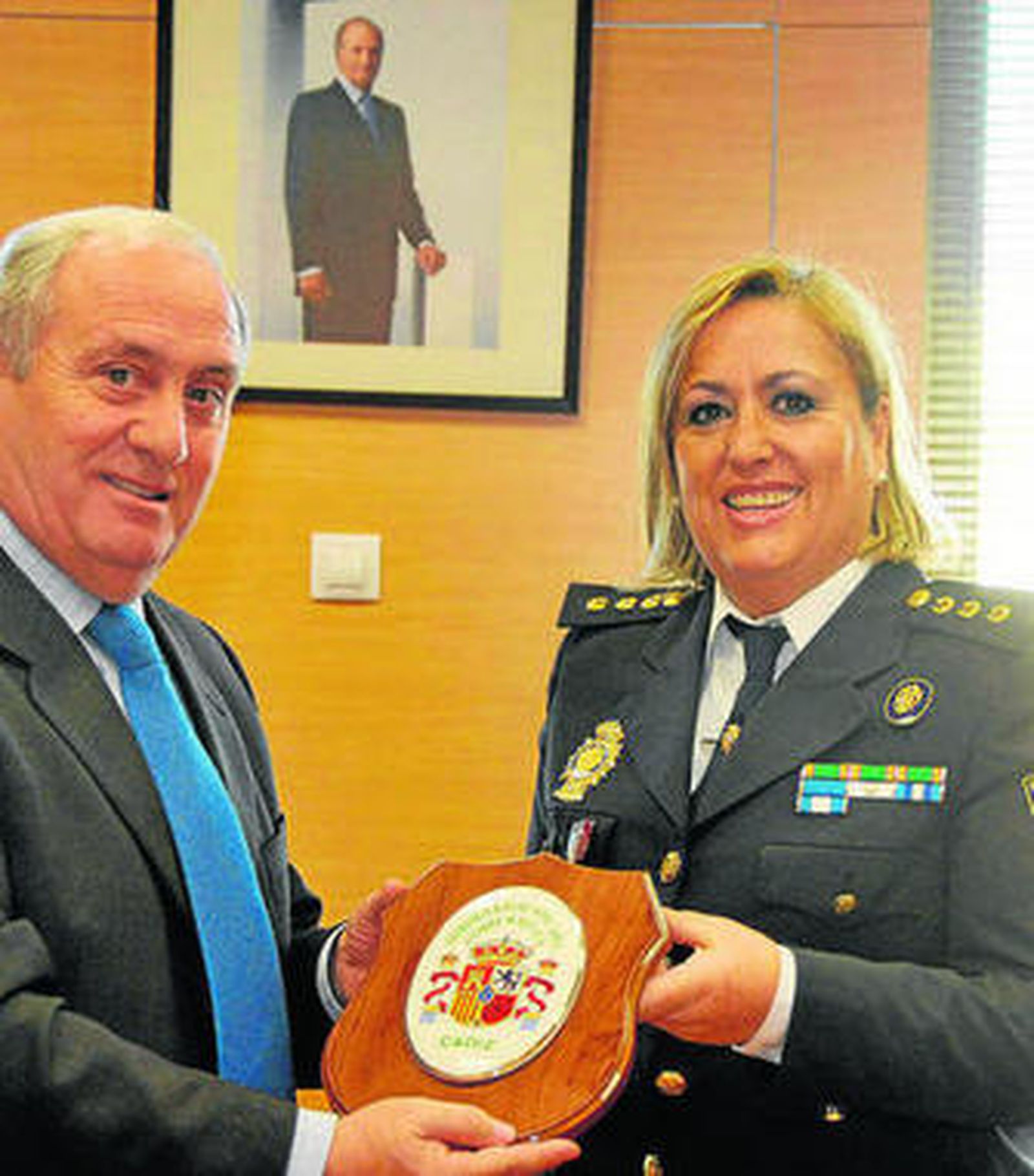 Sebastián Saucedo y Concepción Vega, ayer en la Subdelegación.