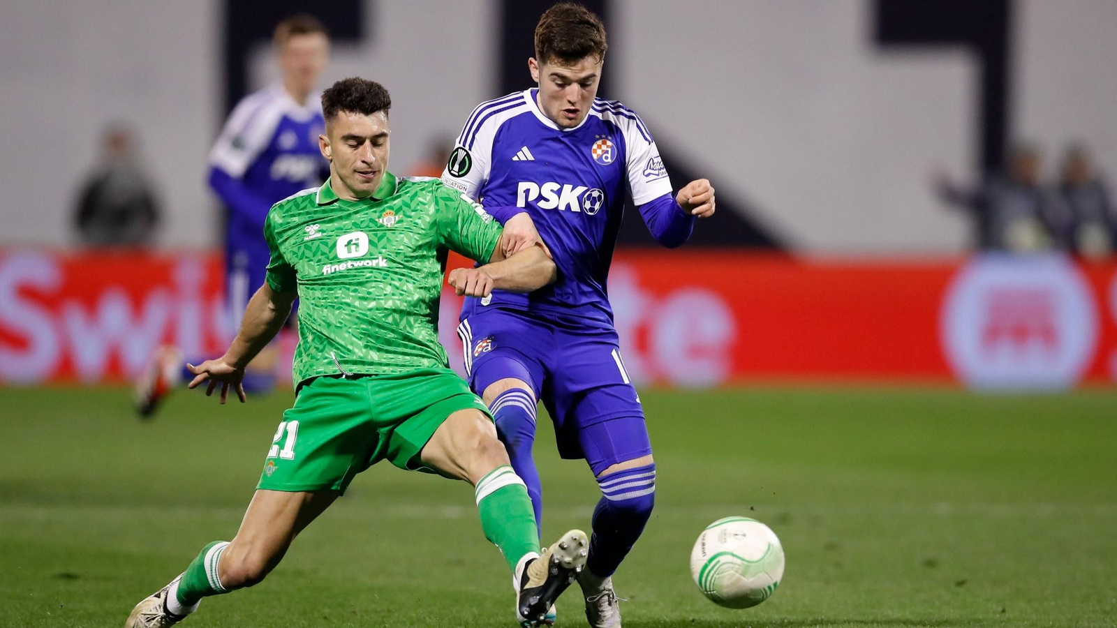 Marc Roca disputa el balón con Martin Baturina en el partido de Conference League ante el Dinamo de Zagreb de hace dos campañas.