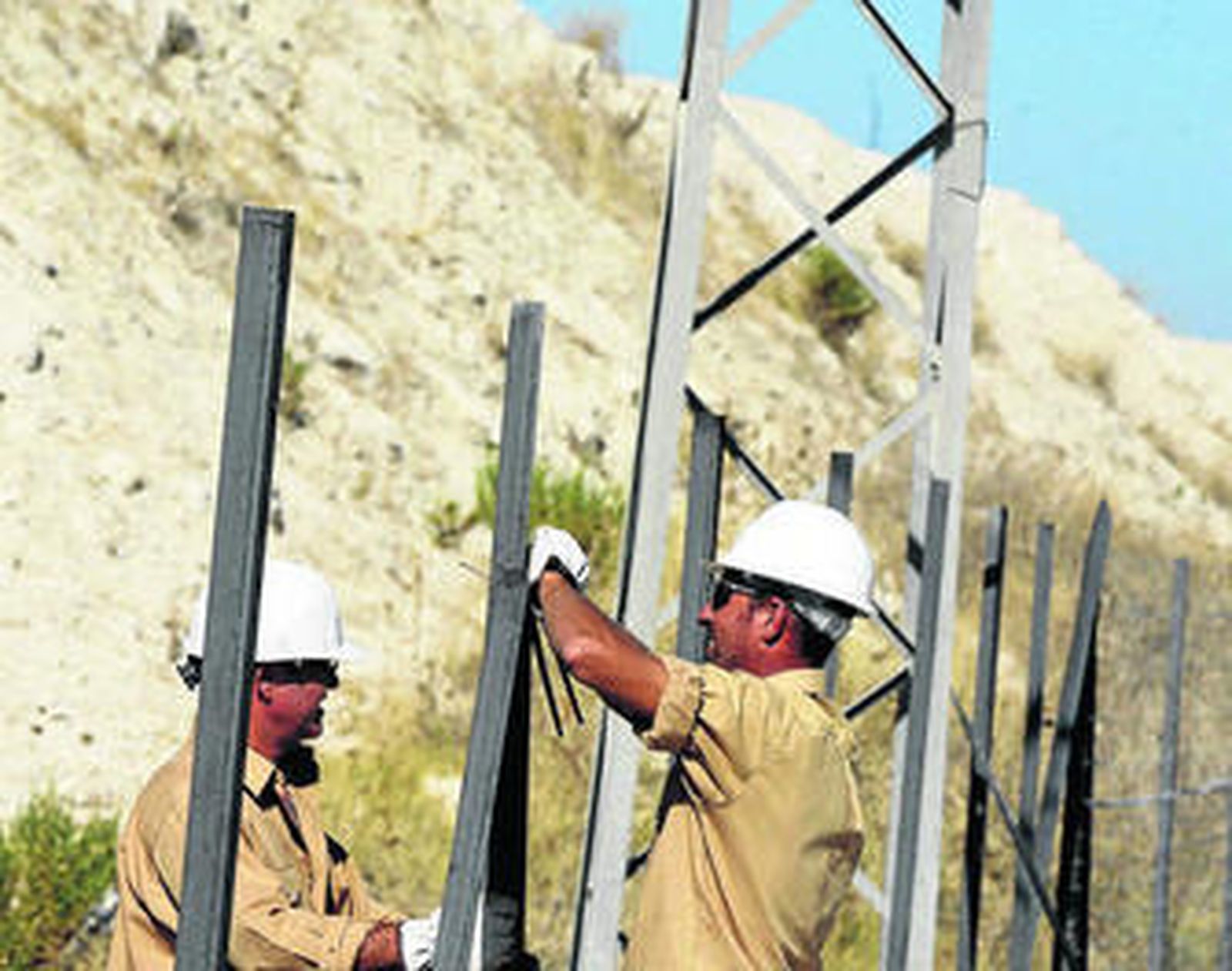 Trabajos para el cerramiento perimetral de Los Tollos, la primera fase del proyecto ya finalizada.